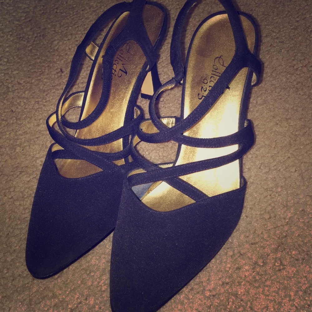 Navy blue heels from the “P.M Collection by 9•2•5”